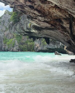 Julie Bertin Instagram - 📍Maya Bay 

Clairement le spot qu’il vaut mieux regarder en photo sur Insta .. BEAUCOUP mais BEAUCOUP trop touristique, alors oui c’est magnifique mais tu viens juste pour prendre ta photo rien de plus .. (pour le coup j’adore cette photo 📸).