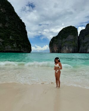 Julie Bertin Instagram - 📍Maya Bay 

Clairement le spot qu’il vaut mieux regarder en photo sur Insta .. BEAUCOUP mais BEAUCOUP trop touristique, alors oui c’est magnifique mais tu viens juste pour prendre ta photo rien de plus .. (pour le coup j’adore cette photo 📸).