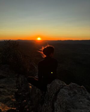 Julie Bertin Instagram - Un effort récompensé par un coucher de soleil à couper le souffle 🌅. 
6,3 km aller-retour 🥾 / 350 m de dénivelé ⛰️⬆️.
Juste assez pour sentir les jambes travailler et l’esprit s’apaiser.
➡️ Départ depuis Cazevieille 📍- Le Pic Saint-Loup est situé à environ 25 km au nord de Montpellier ( ~ 30mn).
Prévoir environ 2 heures ⛰️⬆️. 
Le bonus ? Une vue panoramique à 360° qui vaut largement chaque goutte de sueur 😬. 

*N’oubliez pas la lampe frontale pour redescendre après le spectacle.