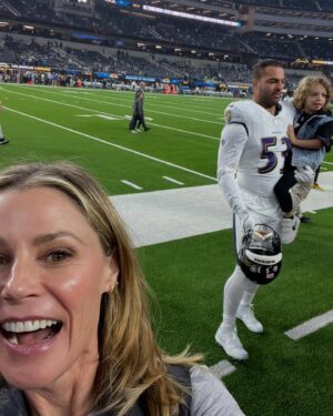 Julie Bowen Instagram - So far, @ravens game is awesome. Big ups to security lady and @jonathanogden75!!!💜💜💜