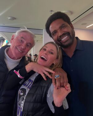 Julie Bowen Instagram - So far, @ravens game is awesome. Big ups to security lady and @jonathanogden75!!!💜💜💜