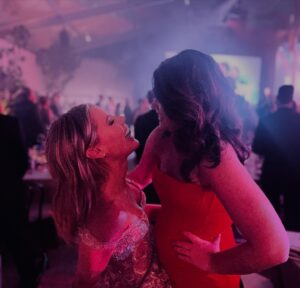 Julie Bowen Instagram - So proud to be part of the @baby2baby gala last night. Thank you @therealsarahgreenberg for a great table, and thank you to my Forever Date @curlefreye. #lifewife