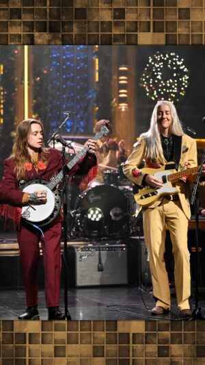 Julien Baker Instagram - @julienrbaker & @torreslovesyou perform “Sugar in The Tank”! #FallonTonight