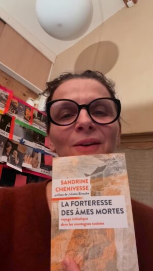 Juliette Binoche Instagram - Un livre précieux de Sandrine Chenivesse, un voyage en Chine près des Maîtres Taoïstes pour apprendre sur les mal-morts, ceux qui sont partis trop vite de terre. Comment les aider à sortir de l’errance ? L’écriture de Sandrine nous emmène dans un paysage intérieur magnifique. À ne pas manquer. Jeune ethnologue, elle a découvert à travers sa propre histoire les secrets de ces âmes qui attendent d’être délivrées. 🤍❤️‍🩹🤍