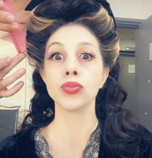 Juliette Tresanini Instagram - Le petit bilan traditionnel de fin d’année . 

En 2024… 

1) je me suis mise sur mon 31 , le soir du 31 @emiliezangarelli 

2) Le film Dark cell a plus voyagé en 1 an que moi en 40 😉

3) j’ai présenté toute une saison d’orgasmiq avec un plaisir très visible sur @lachaineteva 

4) j’ai été Severine Chabriac dans Simon Coleman réalisé par @sandra___perrin 

5) et j ai passé une tête sur un programme populaire de M6 😉

6) je suis retournée à Madrid , 20 ans après 

7) @womensafeandchildren a reçu la légion d’honneur 

8) j’ai cleané des calanques  à Marseille avec @onestpret 

9) j’ai retourné pour la 4 Eme fois avec @stephaniepillonca 

10) j’ai écrit un livre 😉

2024, tu m’as comblée ! Go for it 2025 🥳