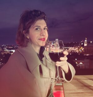 Juliette Tresanini Instagram - Le petit bilan traditionnel de fin d’année . 

En 2024… 

1) je me suis mise sur mon 31 , le soir du 31 @emiliezangarelli 

2) Le film Dark cell a plus voyagé en 1 an que moi en 40 😉

3) j’ai présenté toute une saison d’orgasmiq avec un plaisir très visible sur @lachaineteva 

4) j’ai été Severine Chabriac dans Simon Coleman réalisé par @sandra___perrin 

5) et j ai passé une tête sur un programme populaire de M6 😉

6) je suis retournée à Madrid , 20 ans après 

7) @womensafeandchildren a reçu la légion d’honneur 

8) j’ai cleané des calanques  à Marseille avec @onestpret 

9) j’ai retourné pour la 4 Eme fois avec @stephaniepillonca 

10) j’ai écrit un livre 😉

2024, tu m’as comblée ! Go for it 2025 🥳
