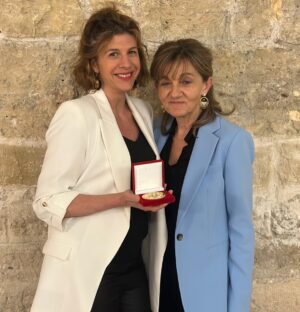 Juliette Tresanini Instagram - Le petit bilan traditionnel de fin d’année . 

En 2024… 

1) je me suis mise sur mon 31 , le soir du 31 @emiliezangarelli 

2) Le film Dark cell a plus voyagé en 1 an que moi en 40 😉

3) j’ai présenté toute une saison d’orgasmiq avec un plaisir très visible sur @lachaineteva 

4) j’ai été Severine Chabriac dans Simon Coleman réalisé par @sandra___perrin 

5) et j ai passé une tête sur un programme populaire de M6 😉

6) je suis retournée à Madrid , 20 ans après 

7) @womensafeandchildren a reçu la légion d’honneur 

8) j’ai cleané des calanques  à Marseille avec @onestpret 

9) j’ai retourné pour la 4 Eme fois avec @stephaniepillonca 

10) j’ai écrit un livre 😉

2024, tu m’as comblée ! Go for it 2025 🥳