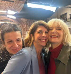 Juliette Tresanini Instagram - Le petit bilan traditionnel de fin d’année . 

En 2024… 

1) je me suis mise sur mon 31 , le soir du 31 @emiliezangarelli 

2) Le film Dark cell a plus voyagé en 1 an que moi en 40 😉

3) j’ai présenté toute une saison d’orgasmiq avec un plaisir très visible sur @lachaineteva 

4) j’ai été Severine Chabriac dans Simon Coleman réalisé par @sandra___perrin 

5) et j ai passé une tête sur un programme populaire de M6 😉

6) je suis retournée à Madrid , 20 ans après 

7) @womensafeandchildren a reçu la légion d’honneur 

8) j’ai cleané des calanques  à Marseille avec @onestpret 

9) j’ai retourné pour la 4 Eme fois avec @stephaniepillonca 

10) j’ai écrit un livre 😉

2024, tu m’as comblée ! Go for it 2025 🥳