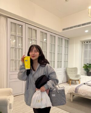 Jun Amaki Instagram - 大家晚上好！今天是聖誕節，我來到了台灣🇹🇼❤️🥰

今天就為台灣人氣雜誌JKF拍攝封面吧📷📕
預計4月發售，敬請期待！

然後，從 27 日到 29 日，期待已久的
『台灣寫真博覽會2024』
@tsetaiwan 
@jkfofficial 

這是我今年第一次參加☺️
有些席位已經賣完了🔥
工作人員稱我為超級明星🙇🏻‍♀️🎄🇹🇼
快樂的。。。

我非常期待與大家見面❤️❤️

to staff✉️
我已經愛上了所有參與其中的優秀人們。 。
請休息放鬆🥰
#TSE #天木純 #台湾 #台灣
#JKF #寫真博覽會