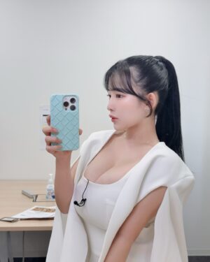 Jun Amaki Instagram - 明日は朝激早なので、もうねます🤍🩶

明天我要去台灣🖤
我期待與大家見面:)

new nail
@wiznail_0502 
ネイル納めだったので、シンプルに🩶🩶
大人ネイル、落ち着きます🤍