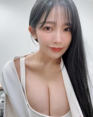 Jun Amaki Instagram - 明日は朝激早なので、もうねます🤍🩶

明天我要去台灣🖤
我期待與大家見面:)

new nail
@wiznail_0502 
ネイル納めだったので、シンプルに🩶🩶
大人ネイル、落ち着きます🤍