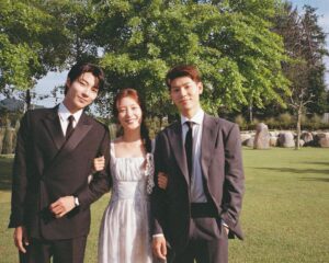 Jung Chae-yeon Instagram - 🏡
딱 작년 이맘때쯤부터 함께한 조립식 가족이 첫눈과 마지막을 함께했네요.

참 햇살같이 따뜻하고 맑은 주원이를 만나 행복하고 또 행복했습니다. 
어느 순간 제가 주원이가 되었고, 정말 가족이 되어버렸어요.
마음껏 웃고 울었던 시간들이었습니다.

인사하면 헤어지는 것 같고, 잘 가라고 하면 정말 헤어지는 것 같아서 그런 표현은 하지 않겠습니다.
여러분들 마음속에 조립식 가족이 은은하게 비춰주는 따듯한 난로 같은 작품으로 남겨주세요. 
그리고 가끔씩 꺼내보고 기억해 주세요.
저 역시도 한 여름밤의 꿈같은 이 시간들, 모든 순간들을 오랫동안 마음속에 잘 간직하겠습니다. 

함께 한 모든 배우분들, 스태프분들 덕분에 온기가 더 따뜻해질 수 있었습니다. 정말 감사드립니다 🙏🏻🙇‍♀️

마지막으로 산하, 해준이 너네가 나타났잖아. 좋았다고. 
윤주원의 소중한 오빠, 내 소중한 친구가 되어줘서 많이 고마워❤️