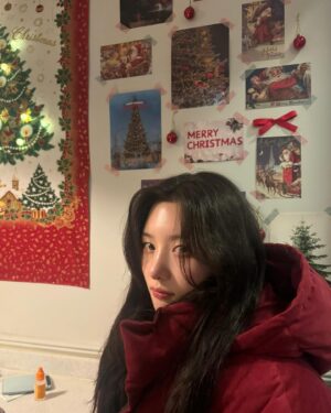 Jung Chae-yeon Instagram - 🎄