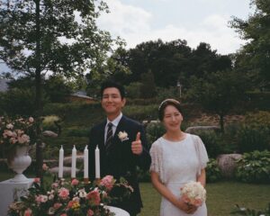 Jung Chae-yeon Instagram - 🏡
딱 작년 이맘때쯤부터 함께한 조립식 가족이 첫눈과 마지막을 함께했네요.

참 햇살같이 따뜻하고 맑은 주원이를 만나 행복하고 또 행복했습니다. 
어느 순간 제가 주원이가 되었고, 정말 가족이 되어버렸어요.
마음껏 웃고 울었던 시간들이었습니다.

인사하면 헤어지는 것 같고, 잘 가라고 하면 정말 헤어지는 것 같아서 그런 표현은 하지 않겠습니다.
여러분들 마음속에 조립식 가족이 은은하게 비춰주는 따듯한 난로 같은 작품으로 남겨주세요. 
그리고 가끔씩 꺼내보고 기억해 주세요.
저 역시도 한 여름밤의 꿈같은 이 시간들, 모든 순간들을 오랫동안 마음속에 잘 간직하겠습니다. 

함께 한 모든 배우분들, 스태프분들 덕분에 온기가 더 따뜻해질 수 있었습니다. 정말 감사드립니다 🙏🏻🙇‍♀️

마지막으로 산하, 해준이 너네가 나타났잖아. 좋았다고. 
윤주원의 소중한 오빠, 내 소중한 친구가 되어줘서 많이 고마워❤️