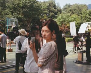 Jung Chae-yeon Instagram - 🏡
딱 작년 이맘때쯤부터 함께한 조립식 가족이 첫눈과 마지막을 함께했네요.

참 햇살같이 따뜻하고 맑은 주원이를 만나 행복하고 또 행복했습니다. 
어느 순간 제가 주원이가 되었고, 정말 가족이 되어버렸어요.
마음껏 웃고 울었던 시간들이었습니다.

인사하면 헤어지는 것 같고, 잘 가라고 하면 정말 헤어지는 것 같아서 그런 표현은 하지 않겠습니다.
여러분들 마음속에 조립식 가족이 은은하게 비춰주는 따듯한 난로 같은 작품으로 남겨주세요. 
그리고 가끔씩 꺼내보고 기억해 주세요.
저 역시도 한 여름밤의 꿈같은 이 시간들, 모든 순간들을 오랫동안 마음속에 잘 간직하겠습니다. 

함께 한 모든 배우분들, 스태프분들 덕분에 온기가 더 따뜻해질 수 있었습니다. 정말 감사드립니다 🙏🏻🙇‍♀️

마지막으로 산하, 해준이 너네가 나타났잖아. 좋았다고. 
윤주원의 소중한 오빠, 내 소중한 친구가 되어줘서 많이 고마워❤️