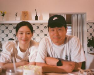 Jung Chae-yeon Instagram - 🏡
딱 작년 이맘때쯤부터 함께한 조립식 가족이 첫눈과 마지막을 함께했네요.

참 햇살같이 따뜻하고 맑은 주원이를 만나 행복하고 또 행복했습니다. 
어느 순간 제가 주원이가 되었고, 정말 가족이 되어버렸어요.
마음껏 웃고 울었던 시간들이었습니다.

인사하면 헤어지는 것 같고, 잘 가라고 하면 정말 헤어지는 것 같아서 그런 표현은 하지 않겠습니다.
여러분들 마음속에 조립식 가족이 은은하게 비춰주는 따듯한 난로 같은 작품으로 남겨주세요. 
그리고 가끔씩 꺼내보고 기억해 주세요.
저 역시도 한 여름밤의 꿈같은 이 시간들, 모든 순간들을 오랫동안 마음속에 잘 간직하겠습니다. 

함께 한 모든 배우분들, 스태프분들 덕분에 온기가 더 따뜻해질 수 있었습니다. 정말 감사드립니다 🙏🏻🙇‍♀️

마지막으로 산하, 해준이 너네가 나타났잖아. 좋았다고. 
윤주원의 소중한 오빠, 내 소중한 친구가 되어줘서 많이 고마워❤️
