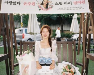 Jung Chae-yeon Instagram - 🏡
딱 작년 이맘때쯤부터 함께한 조립식 가족이 첫눈과 마지막을 함께했네요.

참 햇살같이 따뜻하고 맑은 주원이를 만나 행복하고 또 행복했습니다. 
어느 순간 제가 주원이가 되었고, 정말 가족이 되어버렸어요.
마음껏 웃고 울었던 시간들이었습니다.

인사하면 헤어지는 것 같고, 잘 가라고 하면 정말 헤어지는 것 같아서 그런 표현은 하지 않겠습니다.
여러분들 마음속에 조립식 가족이 은은하게 비춰주는 따듯한 난로 같은 작품으로 남겨주세요. 
그리고 가끔씩 꺼내보고 기억해 주세요.
저 역시도 한 여름밤의 꿈같은 이 시간들, 모든 순간들을 오랫동안 마음속에 잘 간직하겠습니다. 

함께 한 모든 배우분들, 스태프분들 덕분에 온기가 더 따뜻해질 수 있었습니다. 정말 감사드립니다 🙏🏻🙇‍♀️

마지막으로 산하, 해준이 너네가 나타났잖아. 좋았다고. 
윤주원의 소중한 오빠, 내 소중한 친구가 되어줘서 많이 고마워❤️