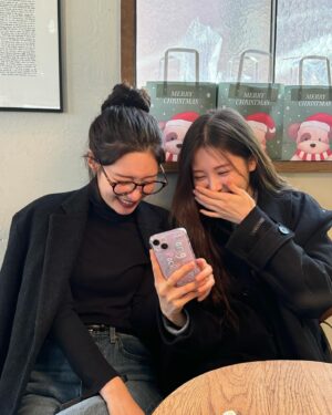 Jung Chae-yeon Instagram - 🍵🧁🍫❤️