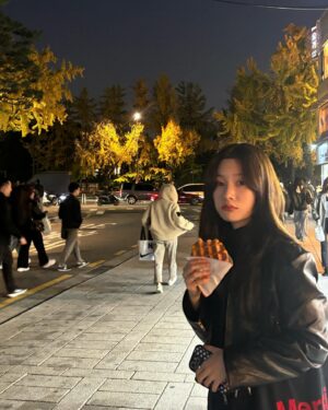 Jung Chae-yeon Instagram - 🌜🌖