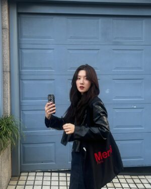 Jung Chae-yeon Instagram - 🌜🌖