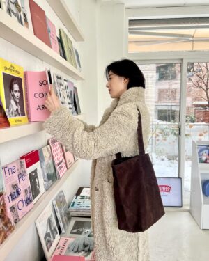 Jung Eun-chae Instagram - my winter pick ! ☃️❄️

#RboW #santalbleu #상탈블루 #알보우향수 #알보우린백