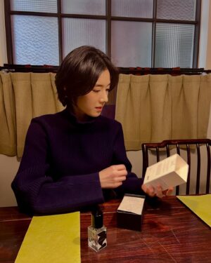 Jung Eun-chae Instagram - my winter pick ! ☃️❄️

#RboW #santalbleu #상탈블루 #알보우향수 #알보우린백