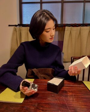 Jung Eun-chae Instagram - my winter pick ! ☃️❄️

#RboW #santalbleu #상탈블루 #알보우향수 #알보우린백