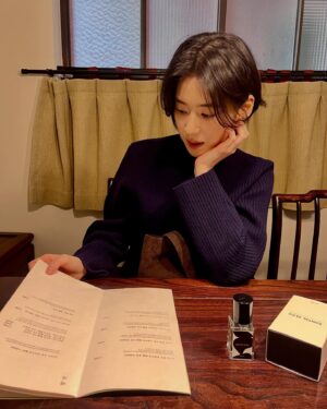 Jung Eun-chae Instagram - my winter pick ! ☃️❄️

#RboW #santalbleu #상탈블루 #알보우향수 #알보우린백