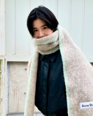 Jung Eun-chae Instagram - keep warm! 🔹🔷🔹
#acnestudiosscarf #ad