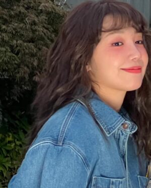 Jung Eun-ji Instagram - 퇴근을 원했지만 엄청많이웃었던날☀️
#퇴근#좋아요#🫶🏻