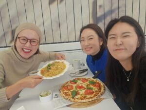 Jung Kyoung-mi Instagram - 피가 되고 살이 되는 시간!

즈는요! 
동생들이 참 많걸랑요~
은니들이 밸루 읎어요!

유일하게 땡깡 부릴수 있는 시간 하하하하

이성미슨배님❤️
박미선슨배님❤️
그라고 양재경목사님!!!❤️

요즘 생각이 참 많은 시기인데 
앞서 걸어가신 슨배님들과 함께 하는 시간은
증맬루 피가 되고 살이 됩니다!

근강하소서!!!!
감사합니다!!!!!

또 식당 예약하것습니다 하핳하하하하하

@choeuniiii 
@misun_park15