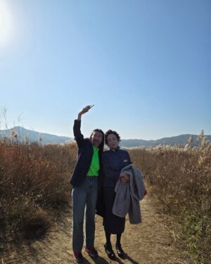 Jung Kyoung-mi Instagram - 춘배❤️갱미

싸모님들!
우리 춘배동상이랑 단풍데이투 
유투부 업로드 했어요!

진짜 혼자보기 아깝꼬롬 재미져요!!!!

인수타 프로필에 링크주소 있으니께
들어가서 한번 봐줘유~~~
아니믄 거시기 유투부에 <판매왕 정경미> 쳐요💋

춘배 매력에 홀랑 빠질거여요
하하하하핳하하하하하핳하
@kim_miryeo0613