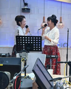 Jung Kyoung-mi Instagram - 내가 누구게? 

아이고 마 바빴습니다!
여러 명의 세계관으로 사느라 
하하하핳하하하하하

싸모님으로 살다가 
한방울로 살다가 
정경미로 살다가 
준이진이엄마로 살다가 
하하하핳하하하

을매나 감사한지 몰라요!!

오늘 푹 쉬고 
내일도 두 명의 세계관으로 살아봅니다 
하하핳하하하하하핳