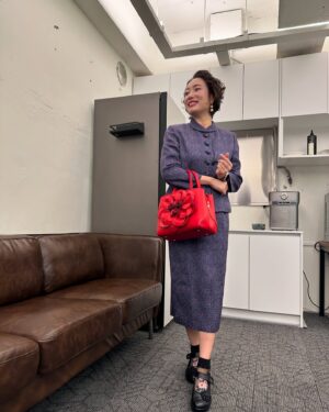 Jung Kyoung-mi Instagram - 내가 누구게? 

아이고 마 바빴습니다!
여러 명의 세계관으로 사느라 
하하하핳하하하하하

싸모님으로 살다가 
한방울로 살다가 
정경미로 살다가 
준이진이엄마로 살다가 
하하하핳하하하

을매나 감사한지 몰라요!!

오늘 푹 쉬고 
내일도 두 명의 세계관으로 살아봅니다 
하하핳하하하하하핳