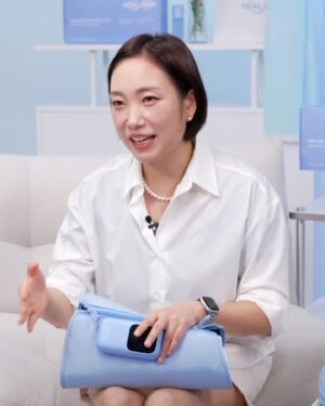 Jung Kyoung-mi Instagram - 내가 누구게? 

아이고 마 바빴습니다!
여러 명의 세계관으로 사느라 
하하하핳하하하하하

싸모님으로 살다가 
한방울로 살다가 
정경미로 살다가 
준이진이엄마로 살다가 
하하하핳하하하

을매나 감사한지 몰라요!!

오늘 푹 쉬고 
내일도 두 명의 세계관으로 살아봅니다 
하하핳하하하하하핳