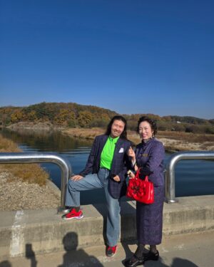 Jung Kyoung-mi Instagram - 내가 누구게? 

아이고 마 바빴습니다!
여러 명의 세계관으로 사느라 
하하하핳하하하하하

싸모님으로 살다가 
한방울로 살다가 
정경미로 살다가 
준이진이엄마로 살다가 
하하하핳하하하

을매나 감사한지 몰라요!!

오늘 푹 쉬고 
내일도 두 명의 세계관으로 살아봅니다 
하하핳하하하하하핳