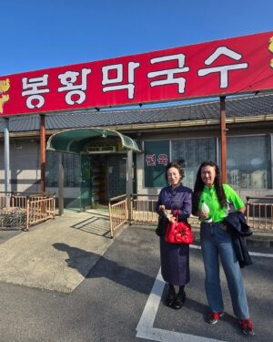 Jung Kyoung-mi Instagram - 내가 누구게? 

아이고 마 바빴습니다!
여러 명의 세계관으로 사느라 
하하하핳하하하하하

싸모님으로 살다가 
한방울로 살다가 
정경미로 살다가 
준이진이엄마로 살다가 
하하하핳하하하

을매나 감사한지 몰라요!!

오늘 푹 쉬고 
내일도 두 명의 세계관으로 살아봅니다 
하하핳하하하하하핳