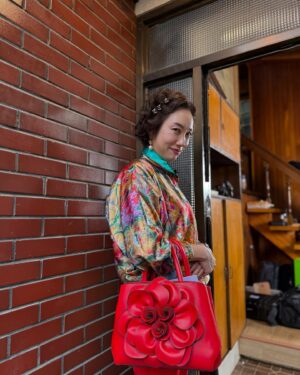 Jung Kyoung-mi Instagram - 내가 누구게? 

아이고 마 바빴습니다!
여러 명의 세계관으로 사느라 
하하하핳하하하하하

싸모님으로 살다가 
한방울로 살다가 
정경미로 살다가 
준이진이엄마로 살다가 
하하하핳하하하

을매나 감사한지 몰라요!!

오늘 푹 쉬고 
내일도 두 명의 세계관으로 살아봅니다 
하하핳하하하하하핳