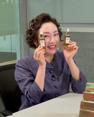 Jung Kyoung-mi Instagram - 내가 누구게? 

아이고 마 바빴습니다!
여러 명의 세계관으로 사느라 
하하하핳하하하하하

싸모님으로 살다가 
한방울로 살다가 
정경미로 살다가 
준이진이엄마로 살다가 
하하하핳하하하

을매나 감사한지 몰라요!!

오늘 푹 쉬고 
내일도 두 명의 세계관으로 살아봅니다 
하하핳하하하하하핳