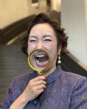 Jung Kyoung-mi Instagram - 내가 누구게? 

아이고 마 바빴습니다!
여러 명의 세계관으로 사느라 
하하하핳하하하하하

싸모님으로 살다가 
한방울로 살다가 
정경미로 살다가 
준이진이엄마로 살다가 
하하하핳하하하

을매나 감사한지 몰라요!!

오늘 푹 쉬고 
내일도 두 명의 세계관으로 살아봅니다 
하하핳하하하하하핳