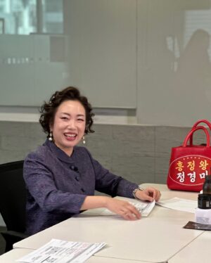 Jung Kyoung-mi Instagram - 내가 누구게? 

아이고 마 바빴습니다!
여러 명의 세계관으로 사느라 
하하하핳하하하하하

싸모님으로 살다가 
한방울로 살다가 
정경미로 살다가 
준이진이엄마로 살다가 
하하하핳하하하

을매나 감사한지 몰라요!!

오늘 푹 쉬고 
내일도 두 명의 세계관으로 살아봅니다 
하하핳하하하하하핳