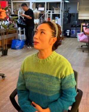 Jung Kyoung-mi Instagram - 내가 누구게? 

아이고 마 바빴습니다!
여러 명의 세계관으로 사느라 
하하하핳하하하하하

싸모님으로 살다가 
한방울로 살다가 
정경미로 살다가 
준이진이엄마로 살다가 
하하하핳하하하

을매나 감사한지 몰라요!!

오늘 푹 쉬고 
내일도 두 명의 세계관으로 살아봅니다 
하하핳하하하하하핳