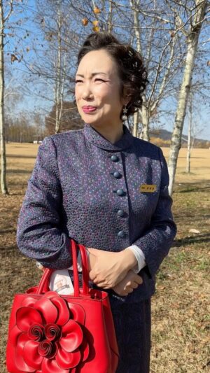 Jung Kyoung-mi Instagram - 단풍(?)놀이

아이고 느무 늦게 와부럿네요~

진작에 올 것을~~

나 영감이랑 온 거 아니어요 
하핳하하하하하하하하하하하하하

인자 겨울에는 어디를 가믄 좋은지 
조사를 좀 해봐야것어요!!