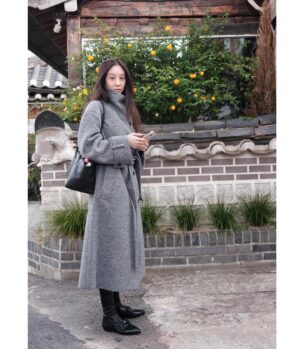 Jung Ryeo-won Instagram - .
가을 끝자락🍁 
코트계절 ❤️
.
#광고
#루에브르