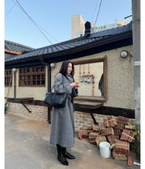 Jung Ryeo-won Instagram - .
가을 끝자락🍁 
코트계절 ❤️
.
#광고
#루에브르