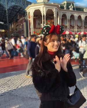 Kaho Mizutani Instagram - ランドのクリスマスが
かわいすぎて、、🎄🎀
一年中クリスマスがいい！！