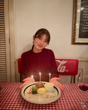 Kaho Mizutani Instagram - 27歳になりました🎂
モナちゃんも浜松から駆け付けてくれて
幸せなお誕生日になりました♡
お祝いメッセージをくれた方、ありがとうございます！
嬉しいです。全部見てます💌