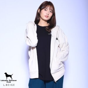 Kaho Mizutani Instagram - コラボアイテムが今日から受注予約開始です🤍

Labrador Retriever PLUS×水谷果穂　@labrador_plus

モナカがラブラドールレトリバーに
ついていってるみたいなデザイン🐕‍🦺🐩

パーカーとスウェットパンツを
セットアップにして着るのがおすすめです🐶
私はもうすでに、ほぼ毎日着てる。笑
お気に入りです💛🐾

ハイライトに詳細残しておくから
是非チェックしてね🎀