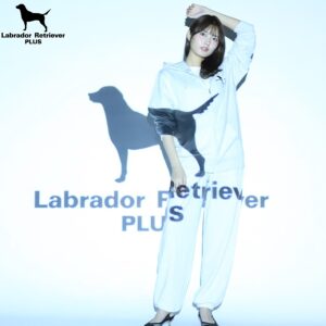 Kaho Mizutani Instagram - コラボアイテムが今日から受注予約開始です🤍

Labrador Retriever PLUS×水谷果穂　@labrador_plus

モナカがラブラドールレトリバーに
ついていってるみたいなデザイン🐕‍🦺🐩

パーカーとスウェットパンツを
セットアップにして着るのがおすすめです🐶
私はもうすでに、ほぼ毎日着てる。笑
お気に入りです💛🐾

ハイライトに詳細残しておくから
是非チェックしてね🎀