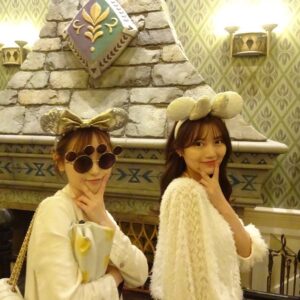 Kaho Mizutani Instagram - ミラコスタお泊まりからの
ディズニーシー🐭🎀
ずっと泊まってみたかったから
2人と来られて嬉しかったーー☺️

お揃いのスニーカーを履いて
真っ白なお洋服で揃えて
久しぶりにちゃんとはしゃぎました👟
あー楽しかった♡
この3人は似ているところと似ていないところの
バランスが絶妙でね、大好きなんだーー🫶🏻